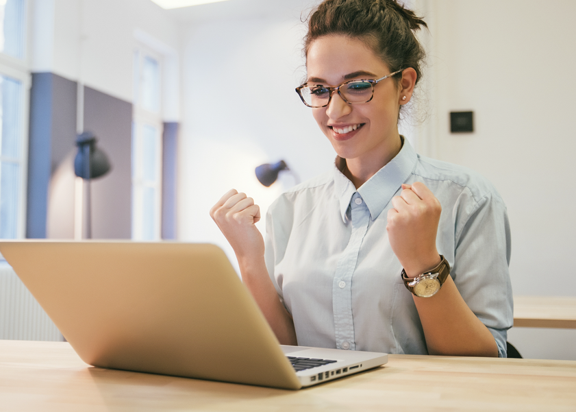 Smiling woman in front of a laptop